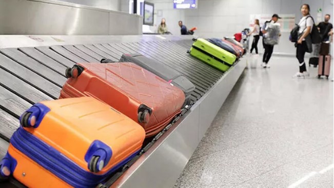 Colorful suitcase advice against getting lost in Germany