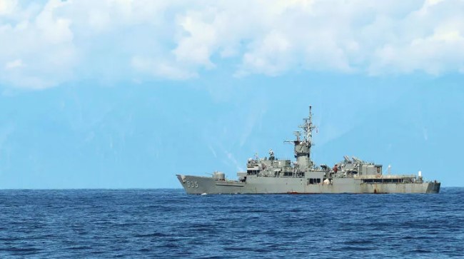Chinese and Taiwanese ships face to face