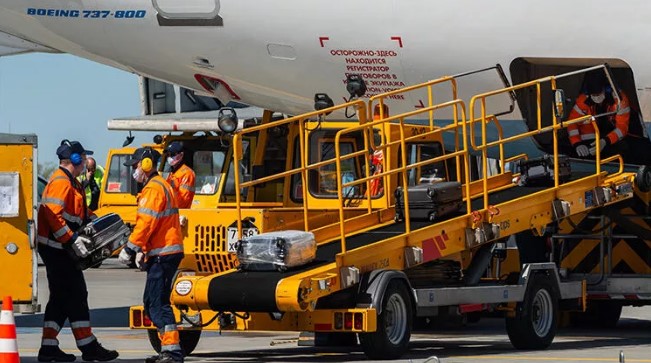 Strange request from Australian airline… Managers will be baggage handlers!