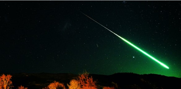 Bright green meteors appear to be raining in New Zealand