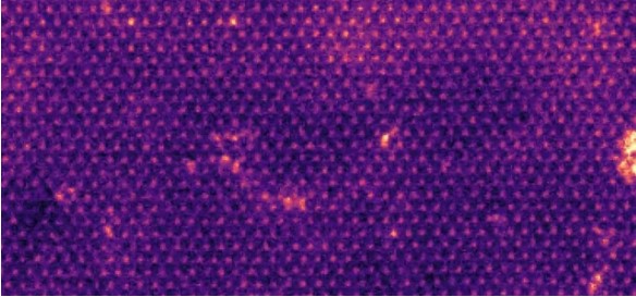 Atoms "swim" in a liquid for the first time