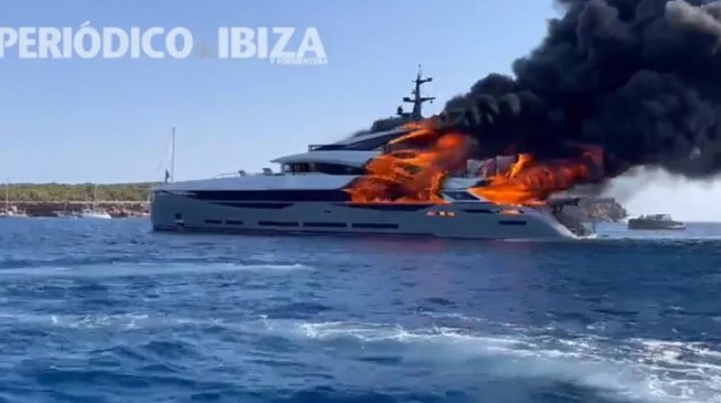 He had just received it a month ago… The £20 million yacht burned to death while everyone was watching!
