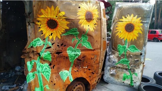 Scrapped vehicles in Ukraine became canvas